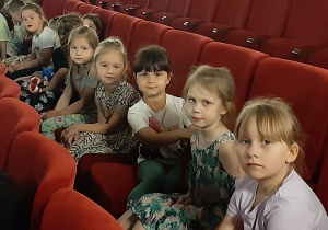 Dziewczynki siedzą na widowni.